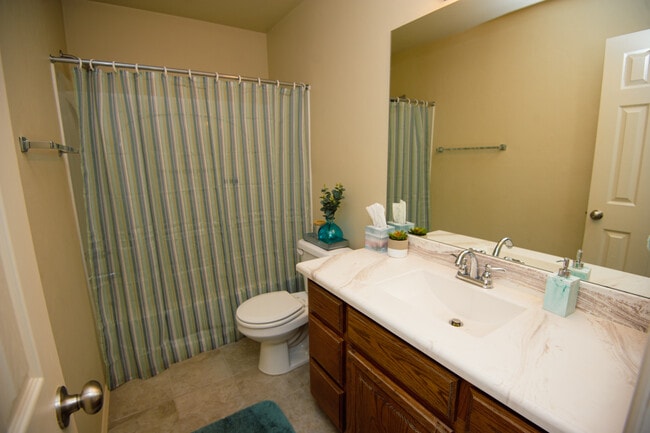 Building Photo - 912 S Linford Dr