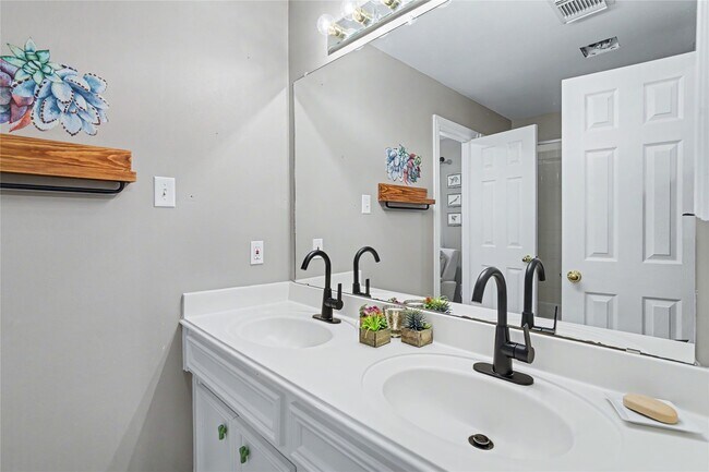 Building Photo - 4250 Noble Oak Trail