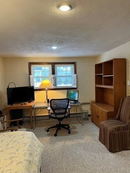 Building Photo - 438 Old Bedford Rd