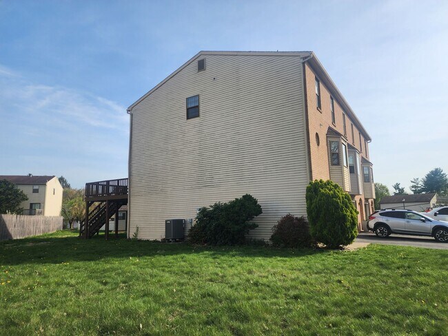 Building Photo - 3 Bedroom 1.5  bathroom End unit Townhouse near Bethlehem Catholic High School.