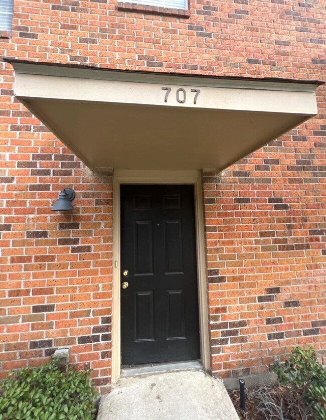 Building Photo - University View Condo, Gated 2 Bedroom Condo For Rent, Near LSU