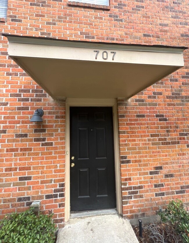 Building Photo - University View, Gated 2 Bedroom Condo For...
