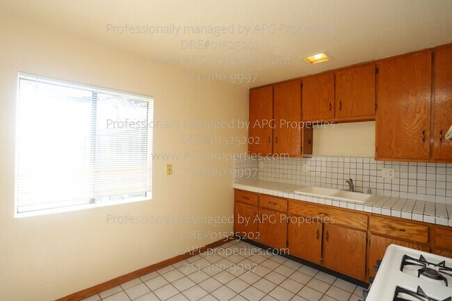 Building Photo - 830 E Anaheim St