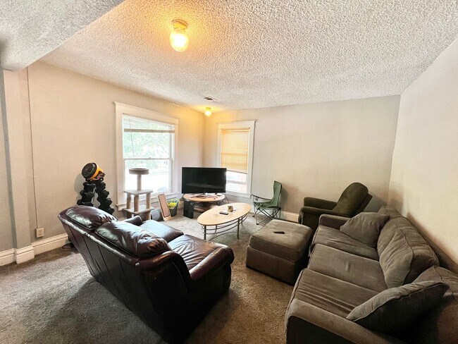 Building Photo - The Remington (BR-LN-KB)