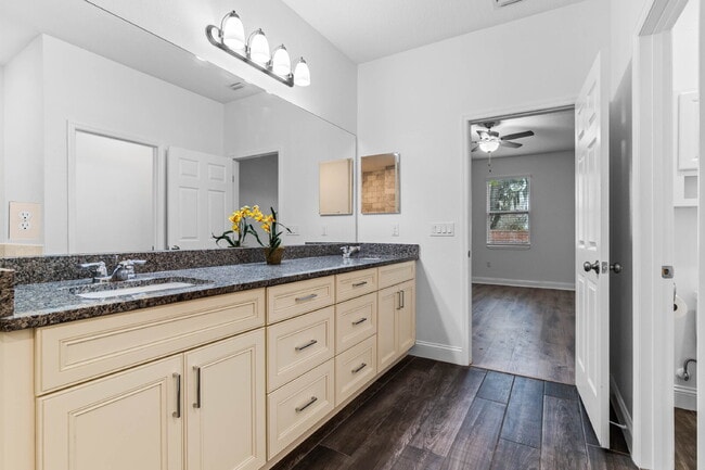 Building Photo - Spacious 4-Bed / 2-Bath Home with 3-Car Garage in Apopka with Modern Touches!