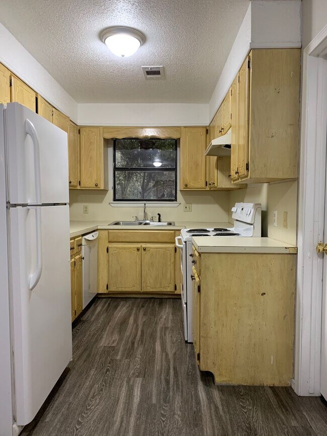 Building Photo - 1307-09 N. Arkansas duplex