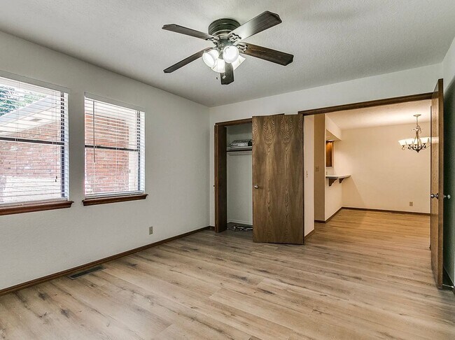 Building Photo - Beautiful 3bed/2bath Townhome Available in Westside Norman!!