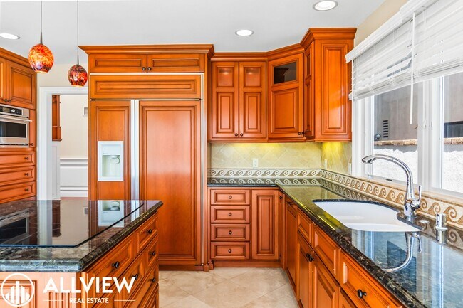 Building Photo - Rare 5 bed/3 bath home located in the high...