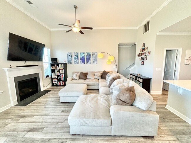 Building Photo - Pristine 3BR/3BA Home with Community Pool & Fenced Yard in Northeast Columbia! Available June 12th!