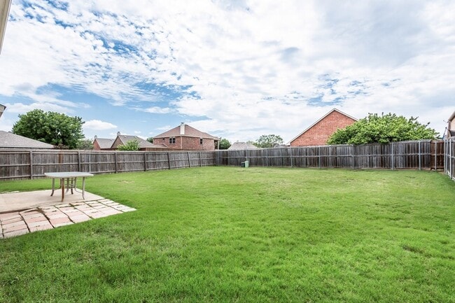 Building Photo - 2700 Peach Dr