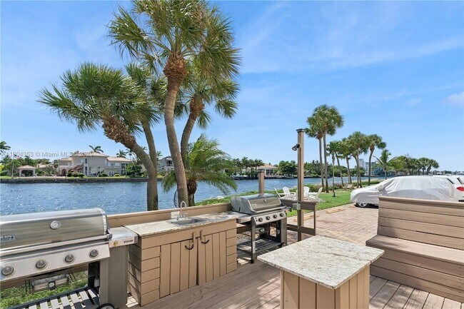 Building Photo - 1160 Hillsboro Mile Unit 901