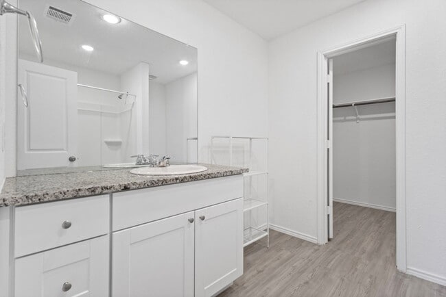 Building Photo - Charming Home Awaits: Spacious & in a Prime Location