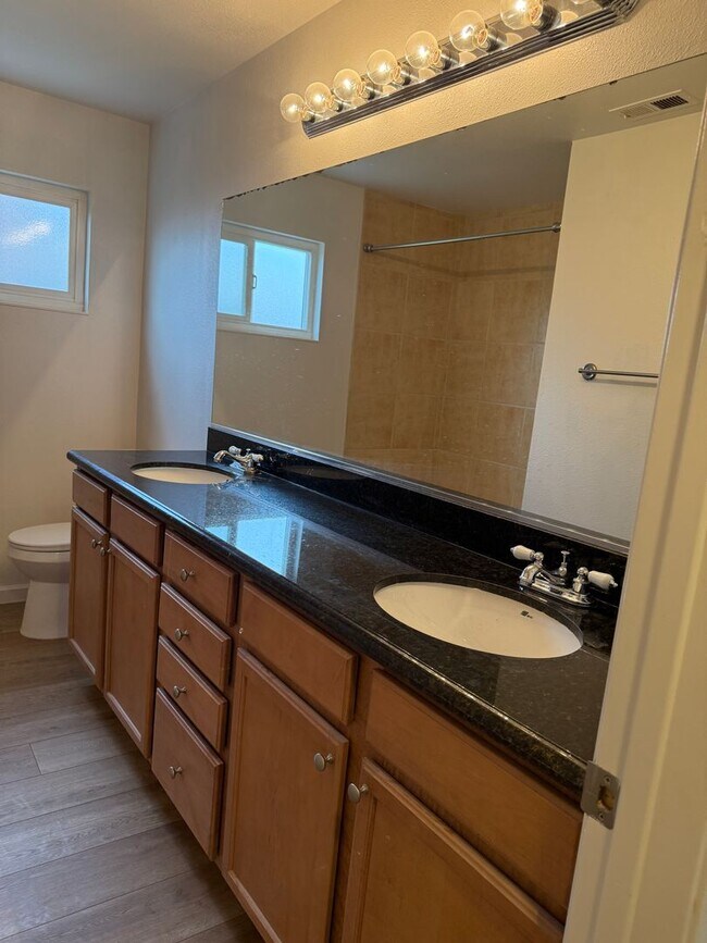 Building Photo - 1816 Boxwood Dr