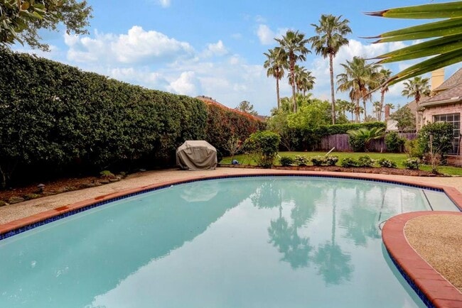 Building Photo - Spacious 5-Bedroom Lakeview Home with Pool...