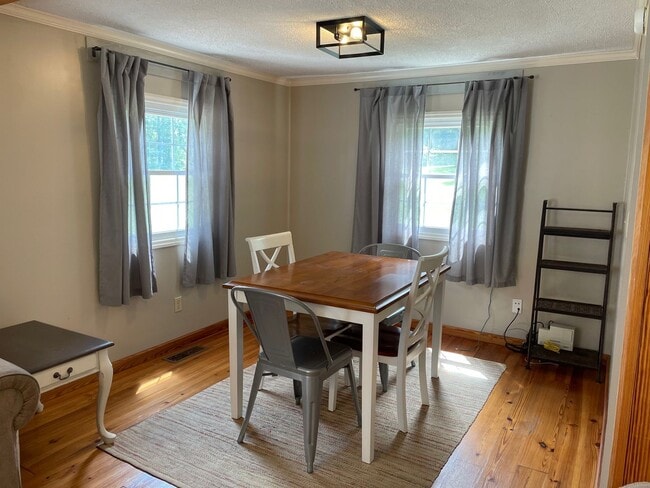 Building Photo - 2 BED, 1 BATH FULLY FURNISHED COTTAGE STYL...