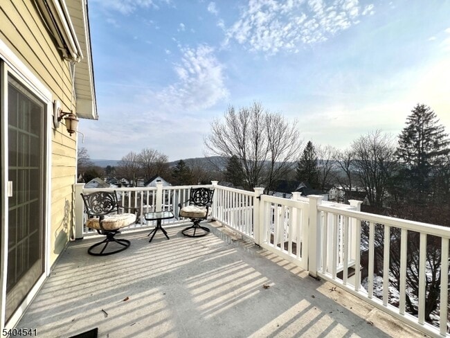 Building Photo - 24 Sycamore St