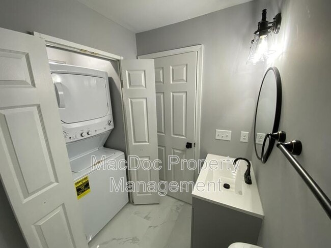 Building Photo - 210 Jett Dr