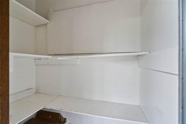 Building Photo - Spacious, comfortable 1-bdrm/1-bath condo. Move-in special, rec center, hot tub, pool, peaceful l...