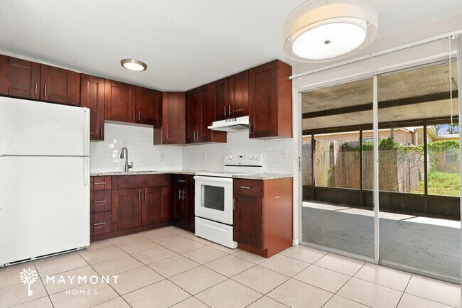 Building Photo - Charming Largo Home