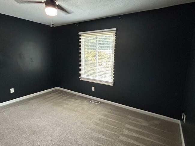 Building Photo - Wonderful 4 bed, 2.5 bath Single Family Ho...