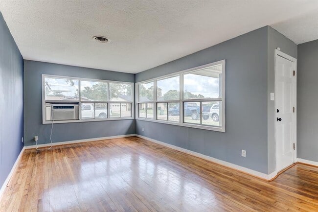 Building Photo - 8623 Norton Dr