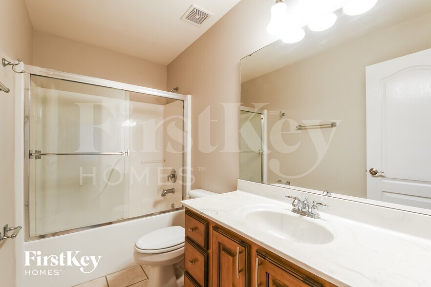 Building Photo - 32040 Fairway Dr N