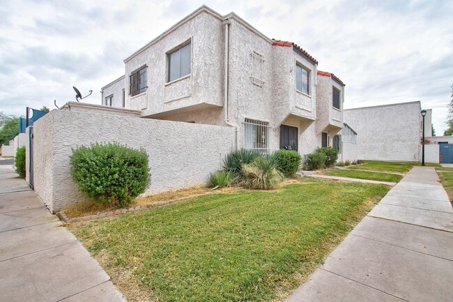 Building Photo - Wonderful Townhome centrally located.  Kit...