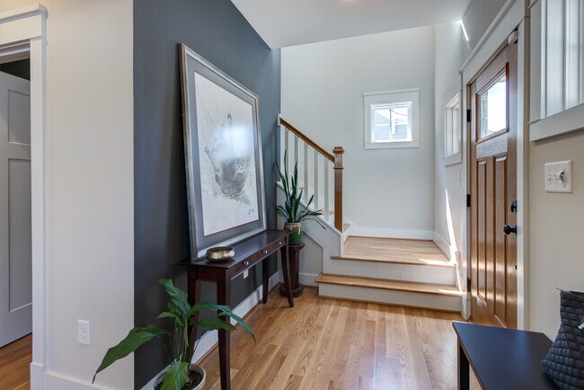 Building Photo - 703 Gerard St