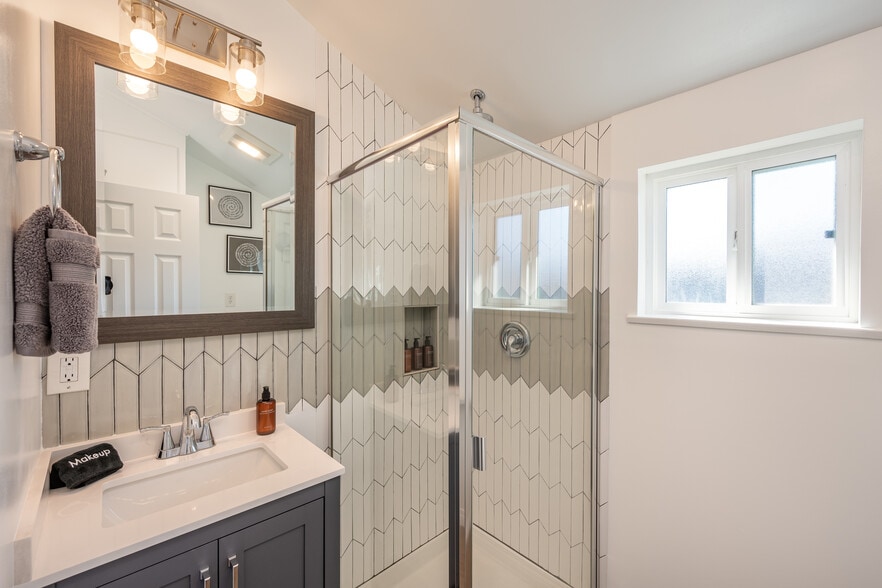 Full Bathroom, upstairs Glass enclosed stand up shower with a variable spray option shower head - 4746 W 159th St