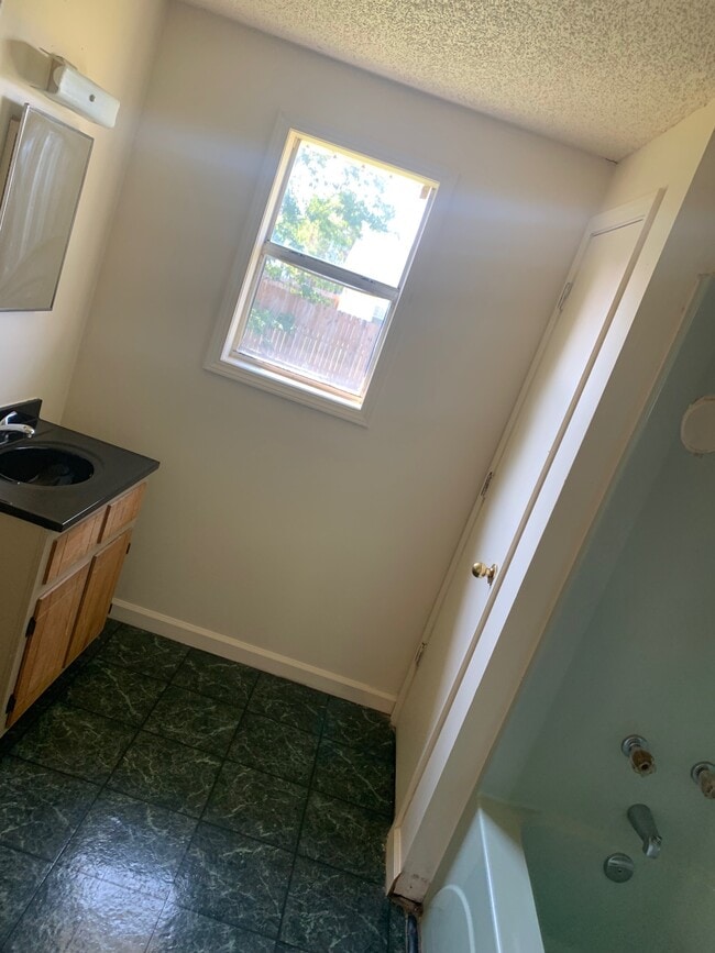 Building Photo - 109 White Oak St