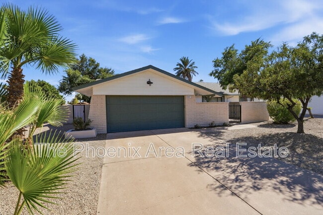 Building Photo - 447 E Carson Dr