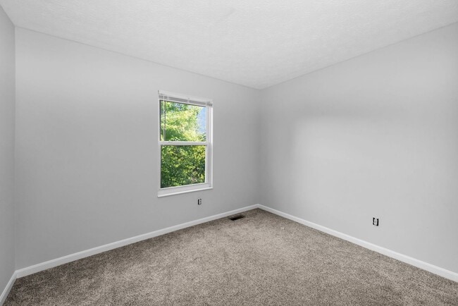 Building Photo - Lebanon- Beautiful 3 bed 2.5 bath home