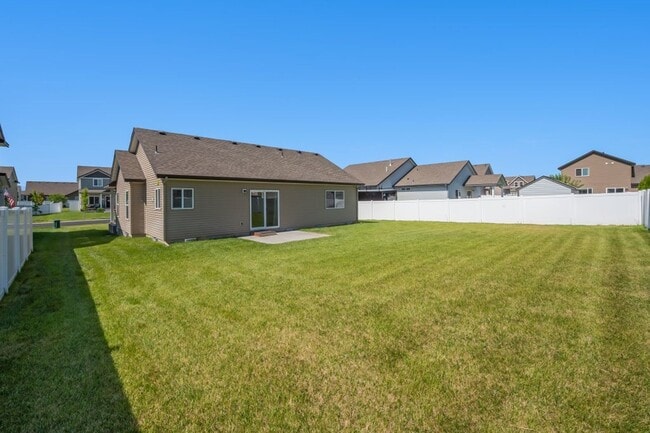 Building Photo - 3 bed 2 bath Crown Pointe Neighborhood wit...