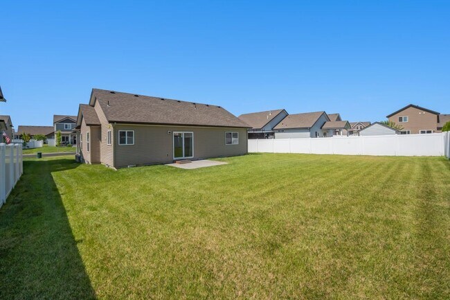 Building Photo - 3 bed 2 bath Crown Pointe Neighborhood with A/C