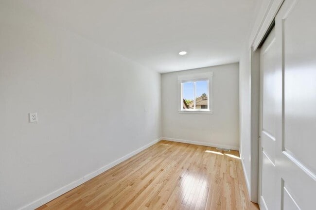Building Photo - 3 bedroom in Bellevue WA 98007
