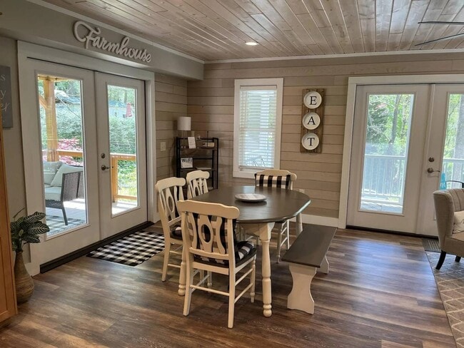 Building Photo - 251 Landwood Ln