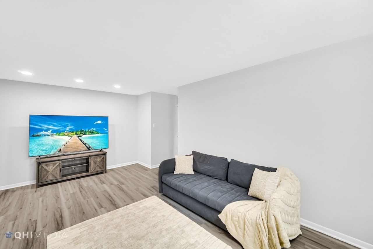 Building Photo - 726 Dempster St