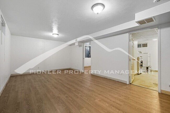 Building Photo - Spacious Home with Washer/Dryer and Fenced Yard