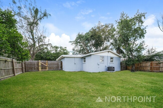 Building Photo - 3-Bedroom, 1 Bath Single Family for Rent in Tampa, FL | Fenced Backyard & Modern Kitchen