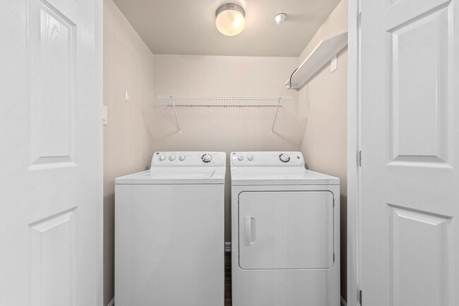 Building Photo - AUGUST PRE-LEASE!!!  Spacious 1 Bed, 1 Bat...