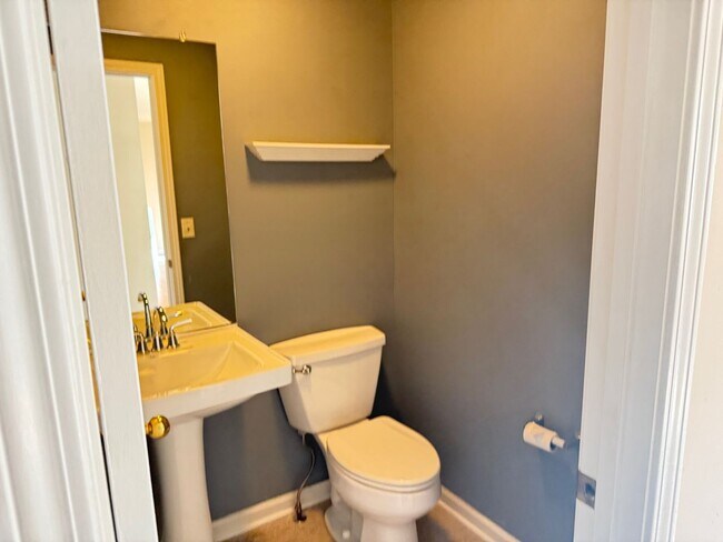 Building Photo - Beautiful 3B 2.5 bathroom townhouse in Normal