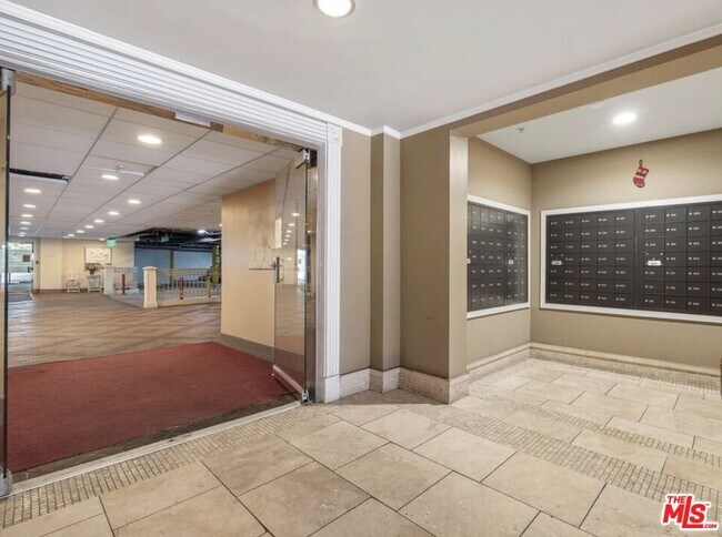 Building Photo - 620 S Gramercy Pl