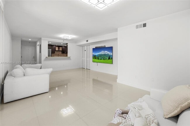 Building Photo - 2457 Collins Ave