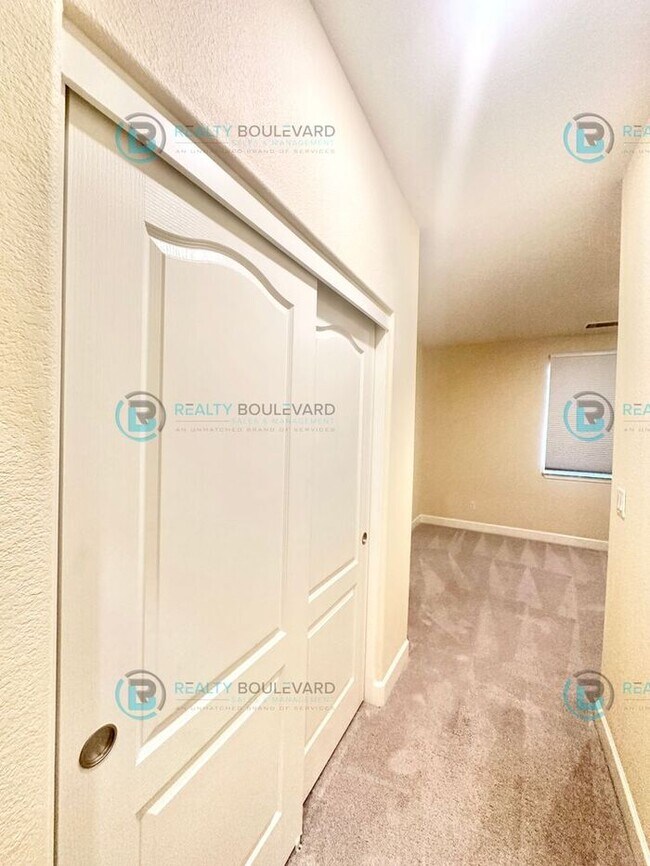 Building Photo - Beautiful 4 Bedroom, 2 Bathroom, 2 car garage, Single Story Home