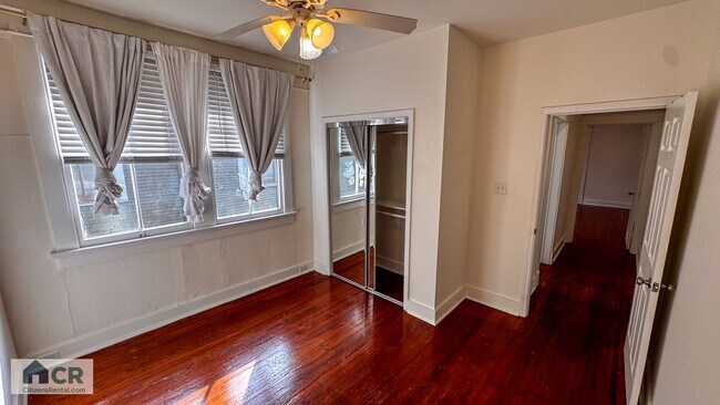 Building Photo - 5bd/2ba Near Campus and Broadway!