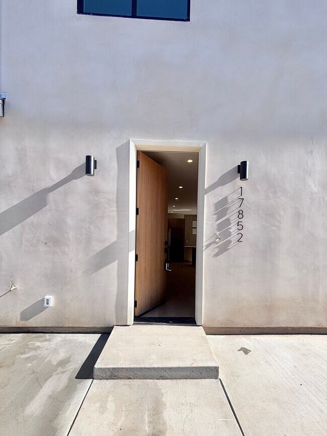 Building Photo - 17852 Saticoy St