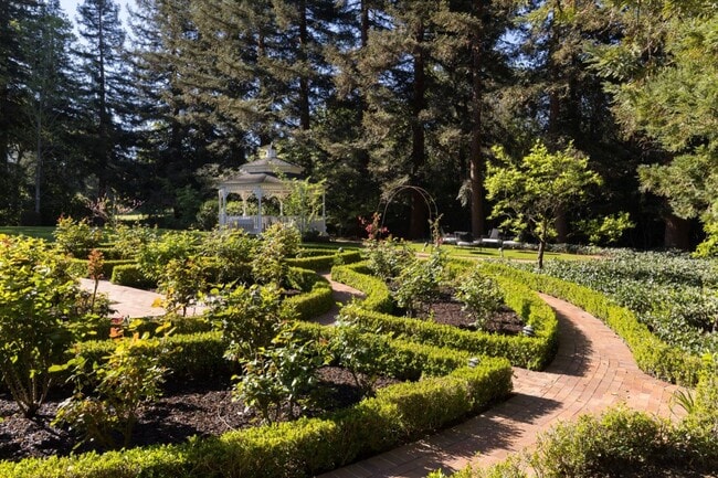 Building Photo - 10 Meadow Ln