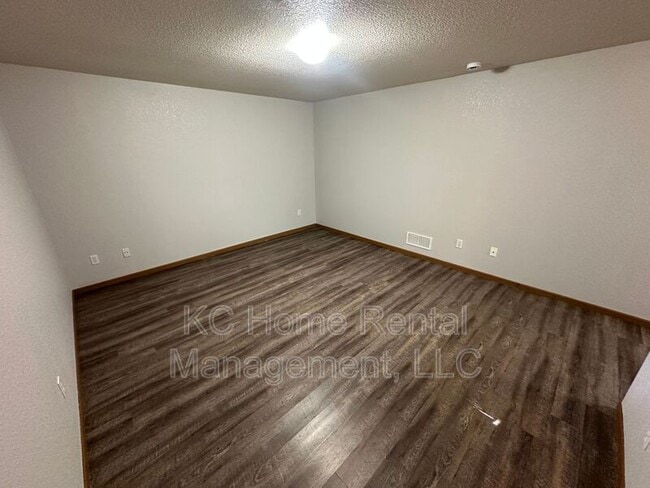 Building Photo - 709 SE Drew Ct