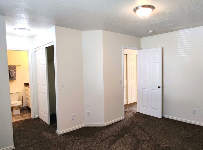 Building Photo - Great 3 Bd 2.5 Bath Townhome