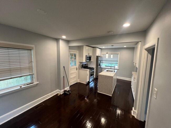 Building Photo - Cozy 3 Bedroom 2 Bath Single Family Home i...